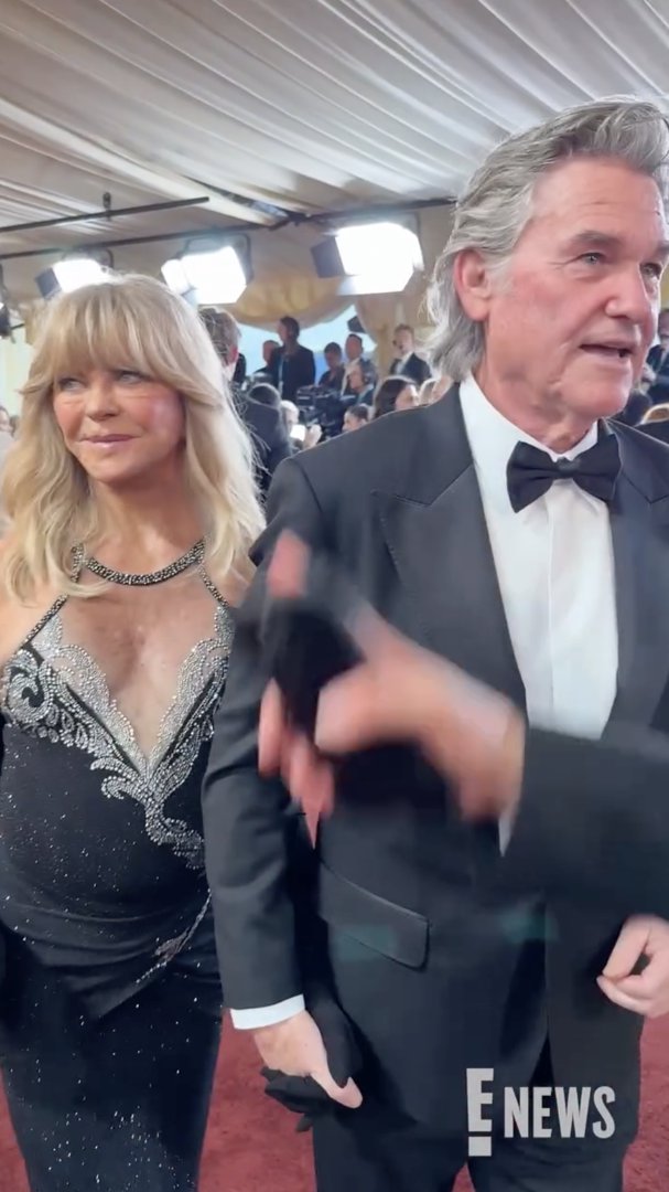 Goldie Hawn and Kurt Russell move through the crowd together, with Russell in a classic tuxedo as the longtime couple makes their way along the red carpet. | Source: Instagram/enews