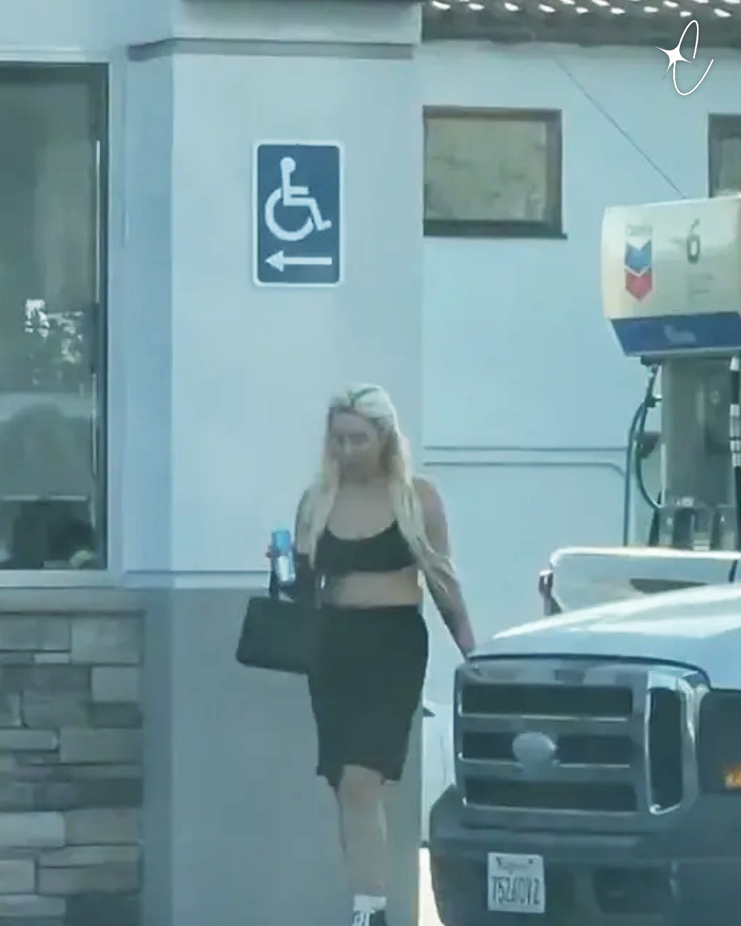 Amanda Bynes seen at a gas station on February 26, 2026 | Source: X/TMZ