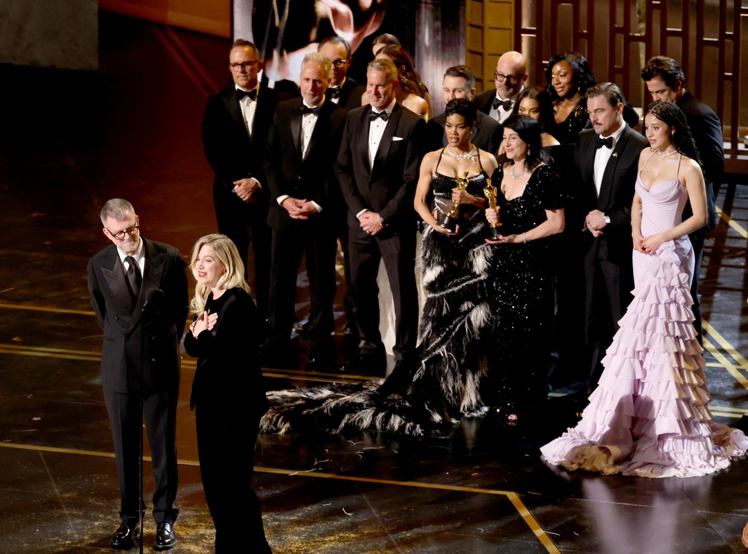 (L-R) Paul Thomas Anderson, Sarah Murphy, Anthony Carlino, Will Weiske, Andy Jurgensen, Teyana Taylor, Michael Bauman, Cassandra Kulukundis, Regina Hall, Shayna McHale aka Junglepussy, Leonardo DiCaprio, Chase Infiniti and Benicio del Toro accept the Best Picture award for 