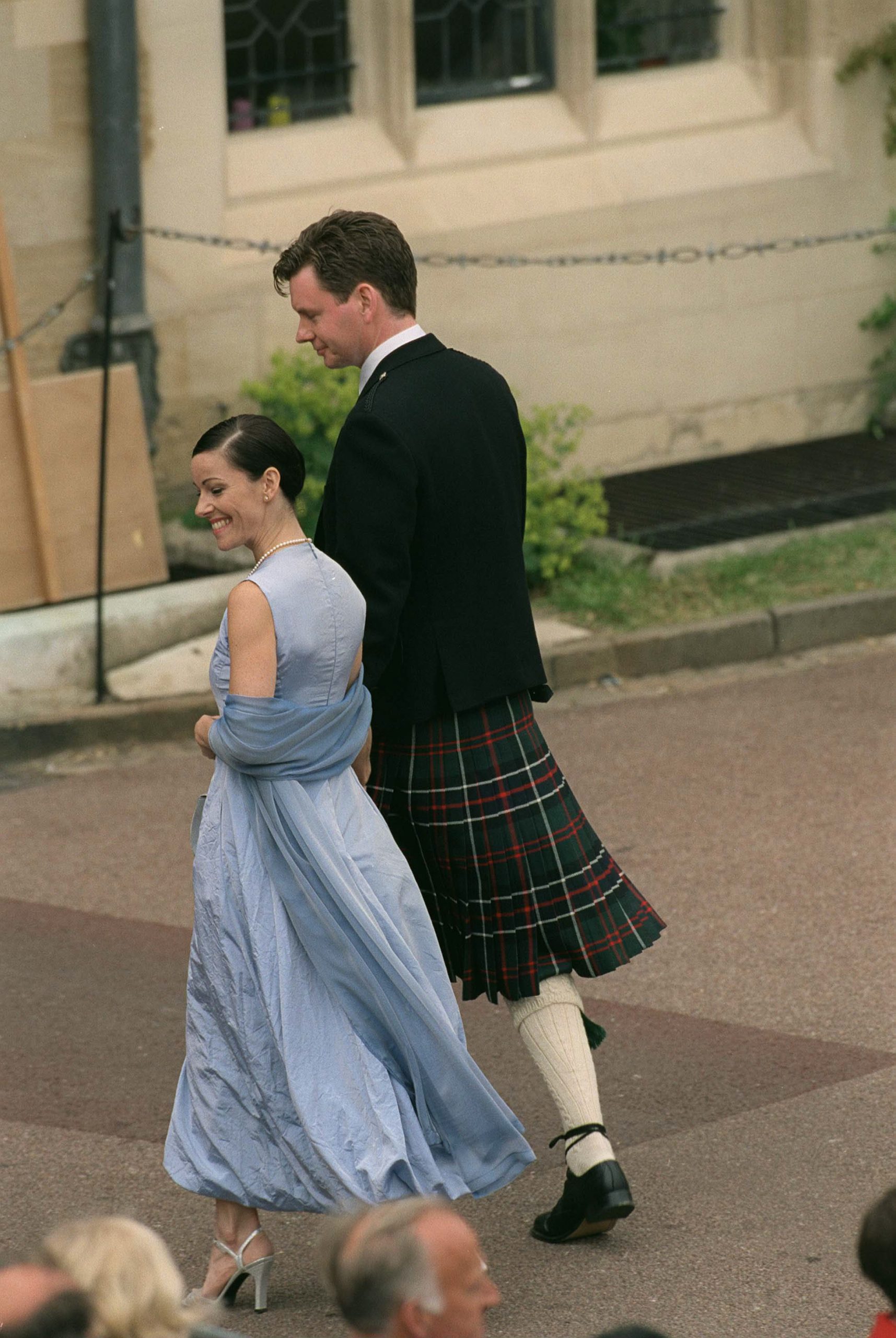 Ruthie Henshall and John Gordon Sinclair at Prince Edward and Sophie Rhys-Jones' wedding on June 19, 1999, in Windsor, England. | Source: Getty Images