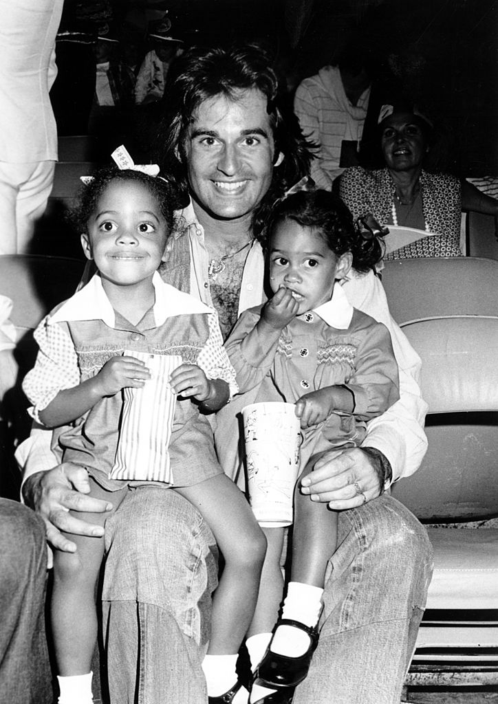 Robert Ellis Silberstein, Rhonda Suzanne Silberstein, and Tracee Joy Silberstein attend a movie in 1975, in Los Angeles, California | Source: Getty Images