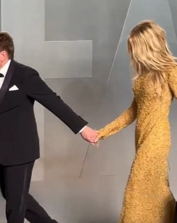 Nicole Kidman walks towards the photo area while holding hands with a man in a black tuxedo. | Source: Facebook/NewYorkPost